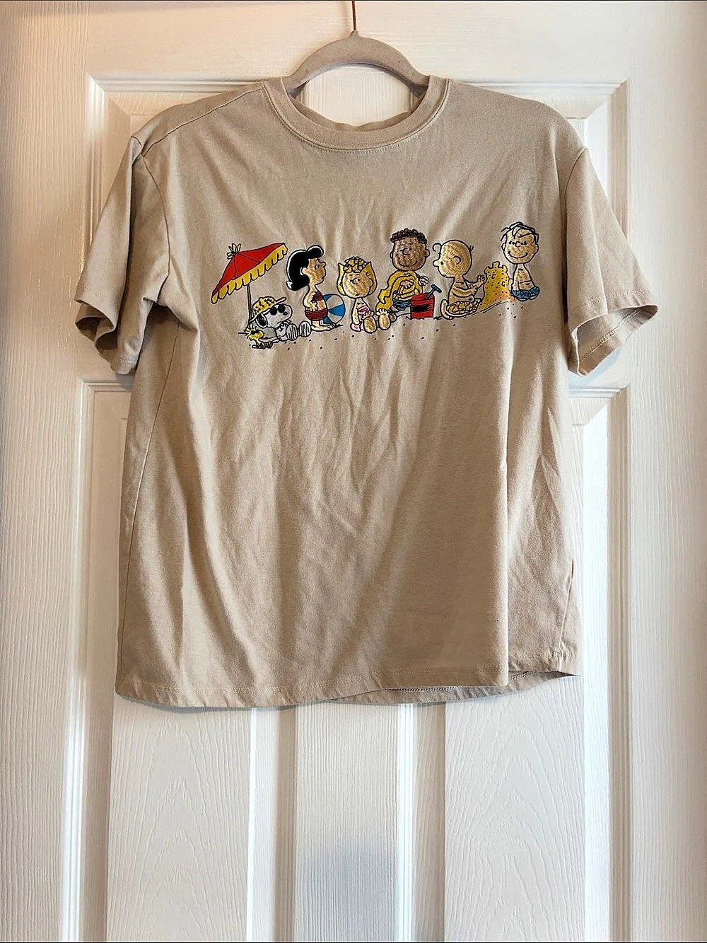 Peanuts Gang Beach Graphic T-Shirt Graphic Short Sleeve Tee Size Medium